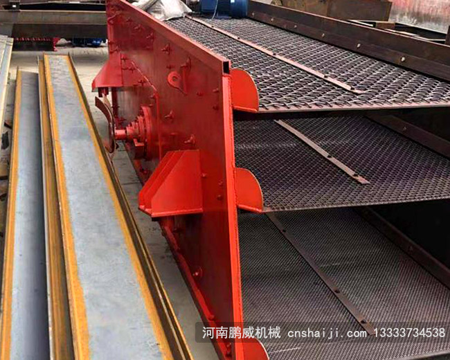 采石场的砂石料使用什么型号的振动筛？多少钱？